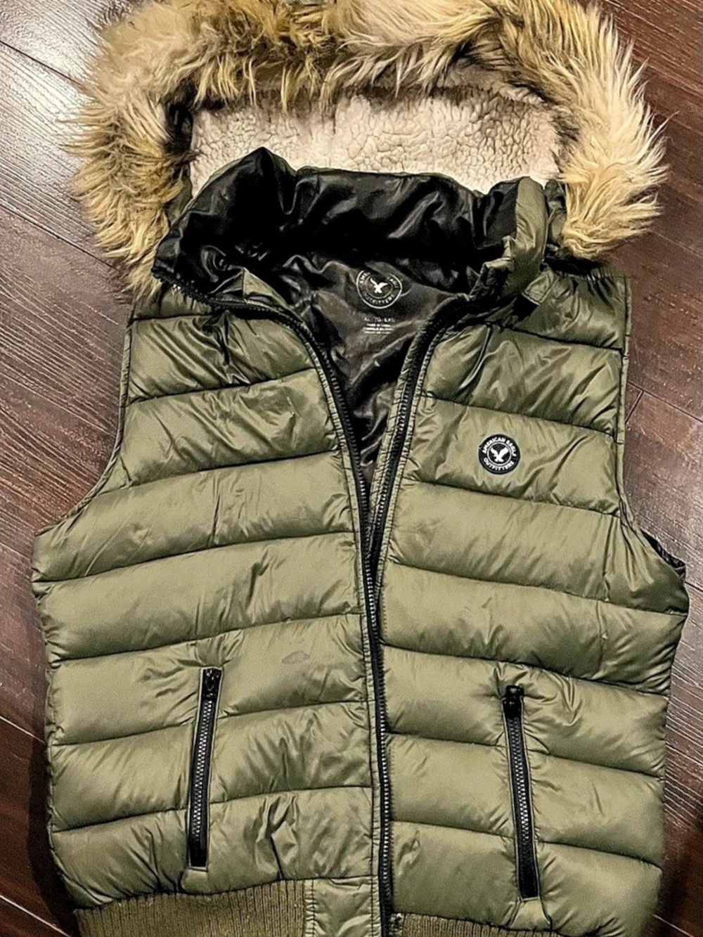 Hooded Puffer Vest in Green Like New